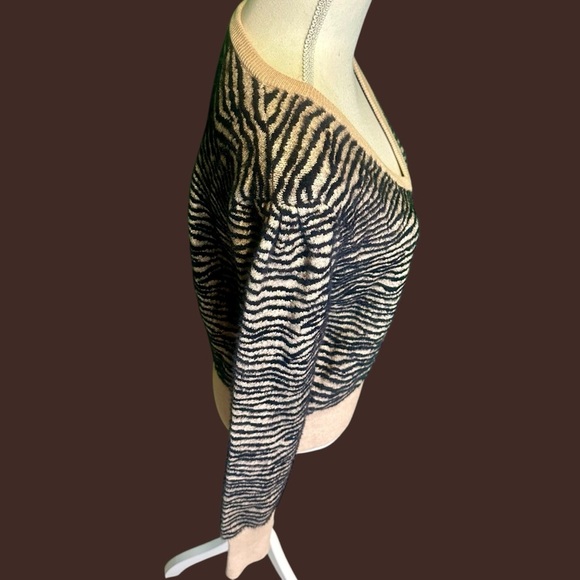 ASTR The Label ‘Tiger Stripe V-Neck Sweater’ Size Large ASO Tiny Pretty Things - Picture 13 of 15
